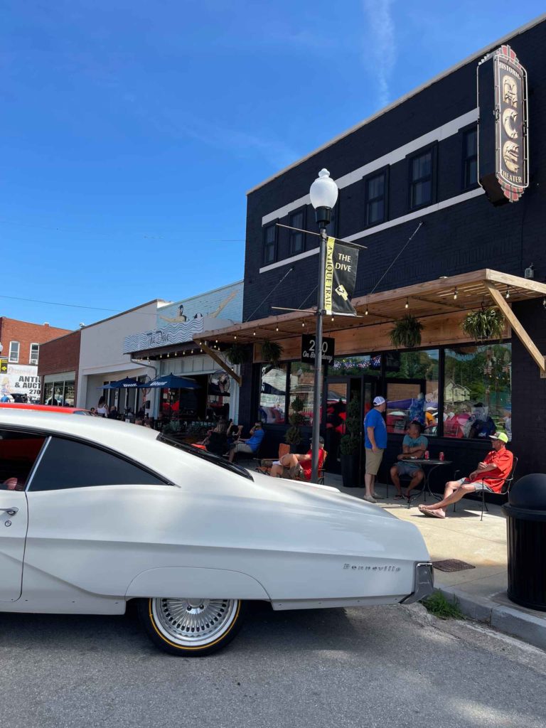 The Dive Bar Cave City
